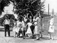 Women_throwing_stones-1929.jpg